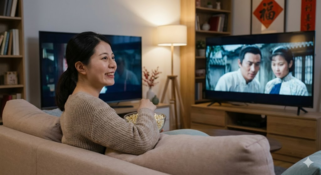 女性进行腿部力量训练示意图